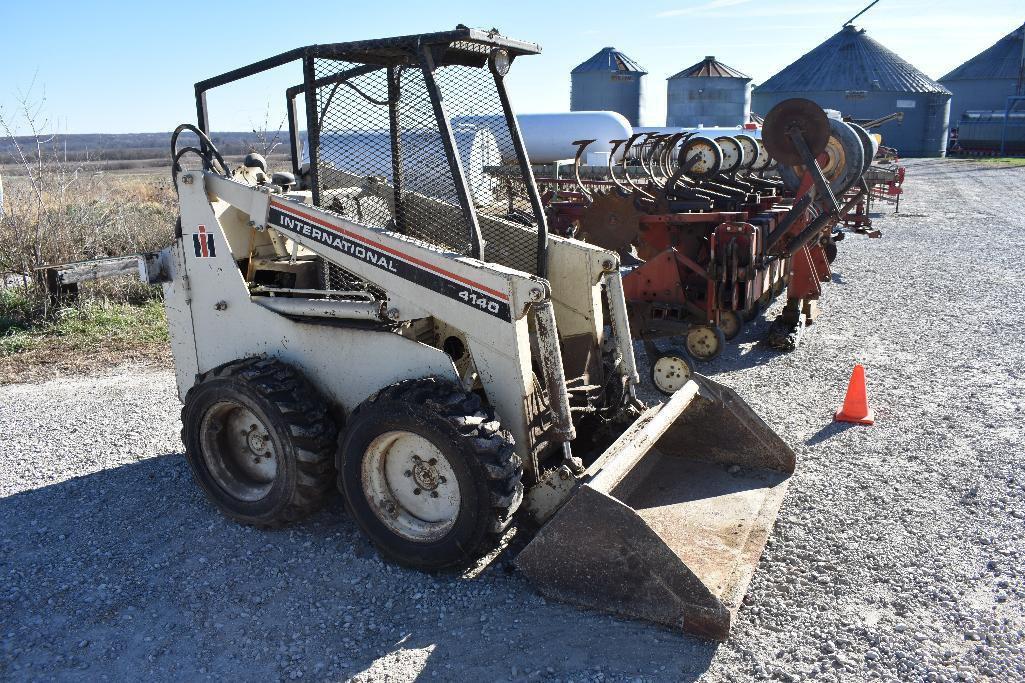 IH 4140 skidsteer