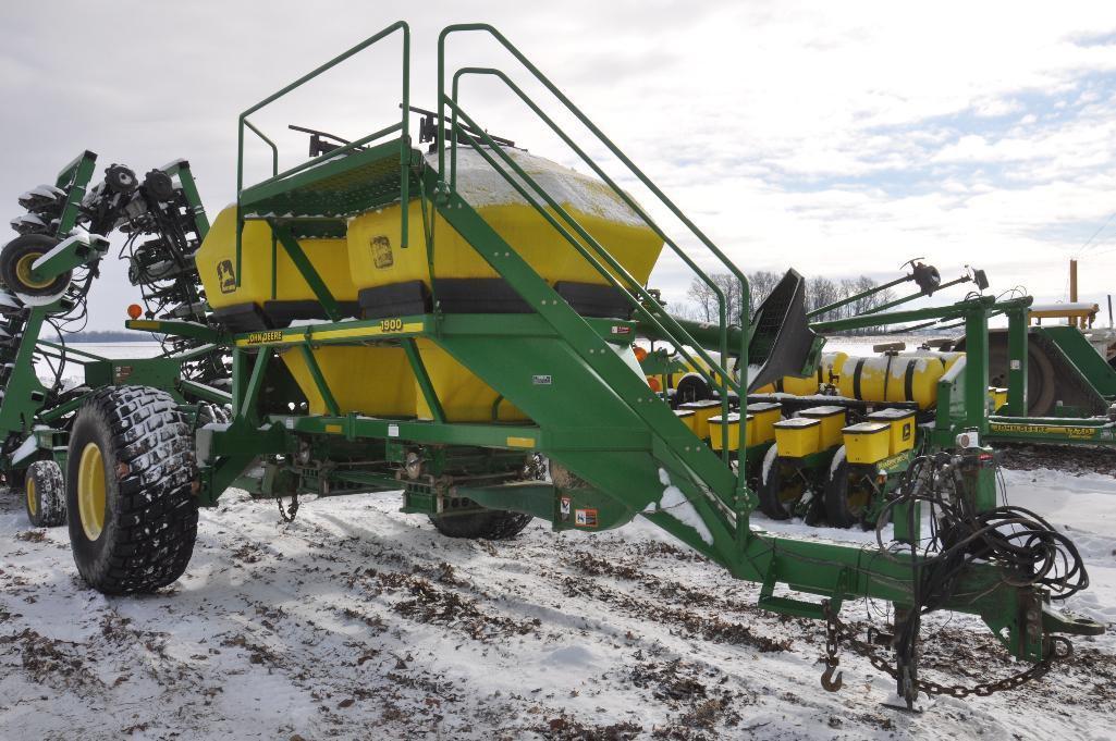 '98 JD 1860 36' air drill & '98 JD 1900 tow-between commodity cart