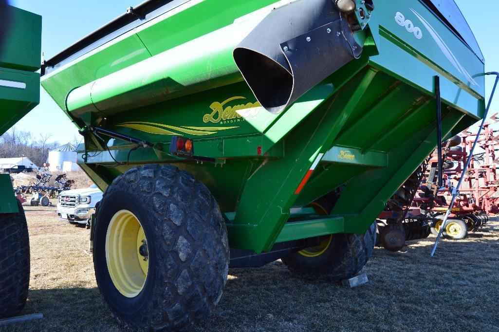 Demco 800 Posi Flow grain cart