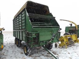 JD 716A silage wagon