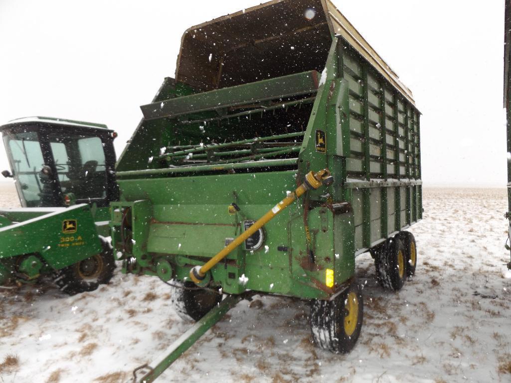 JD 716A silage wagon