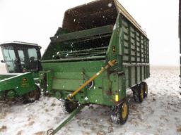 JD 716A silage wagon