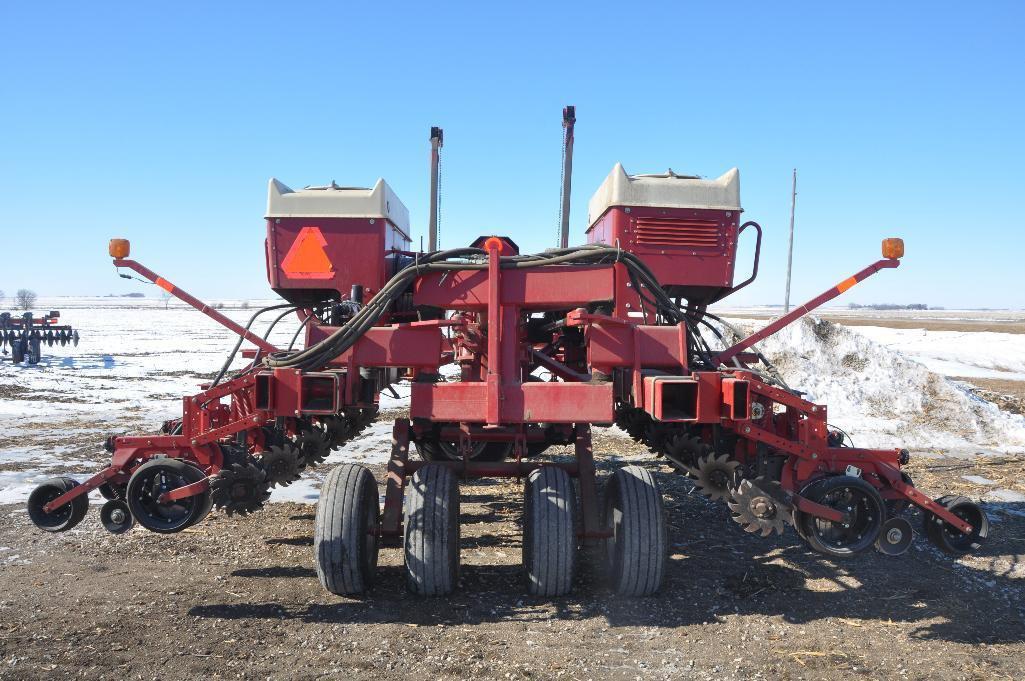 C-IH 955 "Cyclo Air" 12 row 30" front fold planter