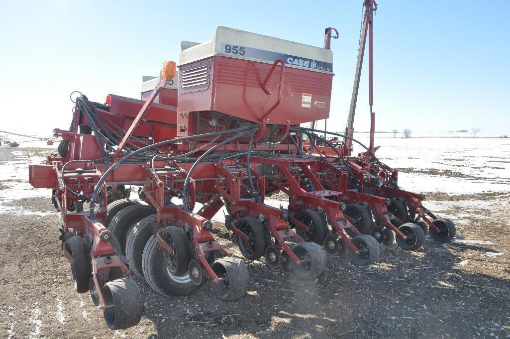 C-IH 955 "Cyclo Air" 12 row 30" front fold planter