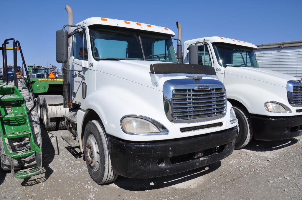 09 Freightliner Columbia daycab semi