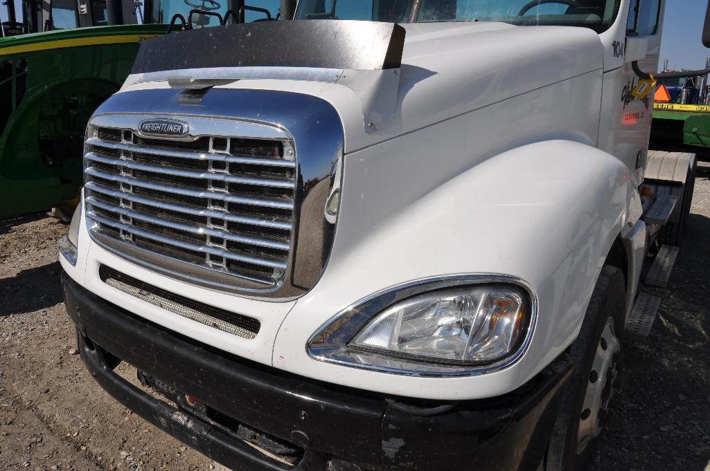 09 Freightliner Columbia daycab semi