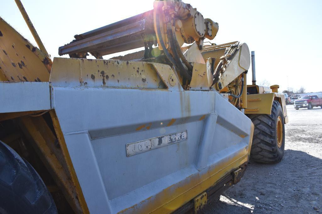 Deere 762 self propelled paddle scraper