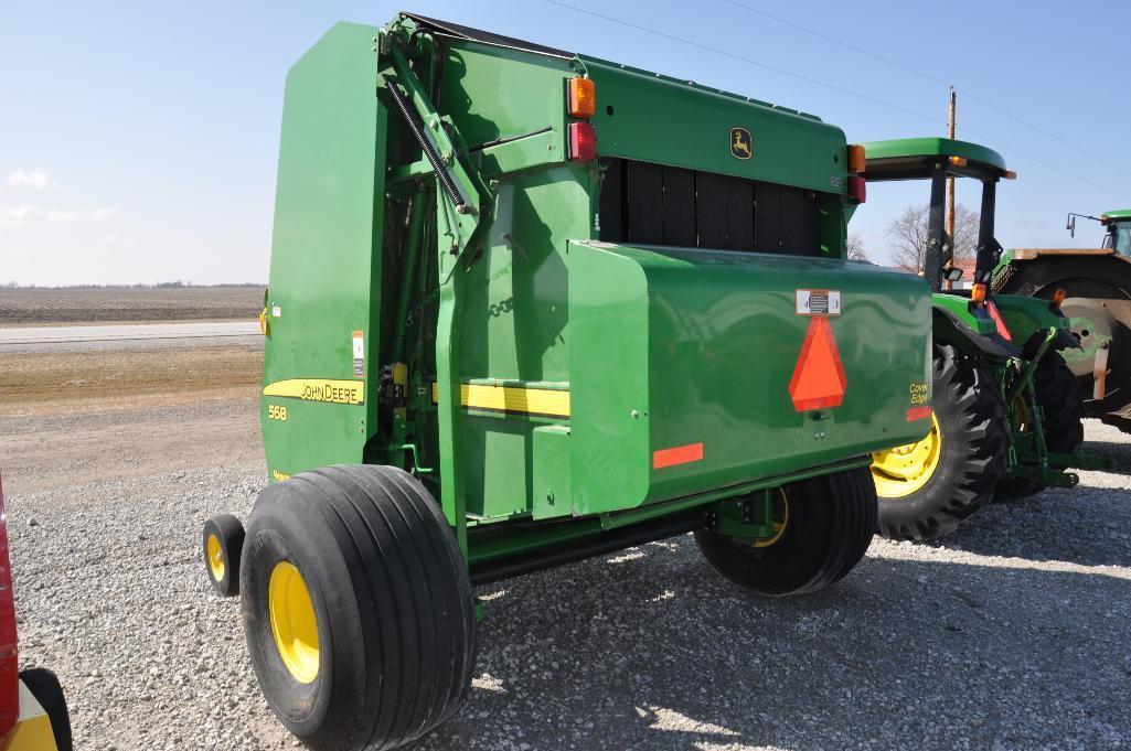 JD 568 round baler