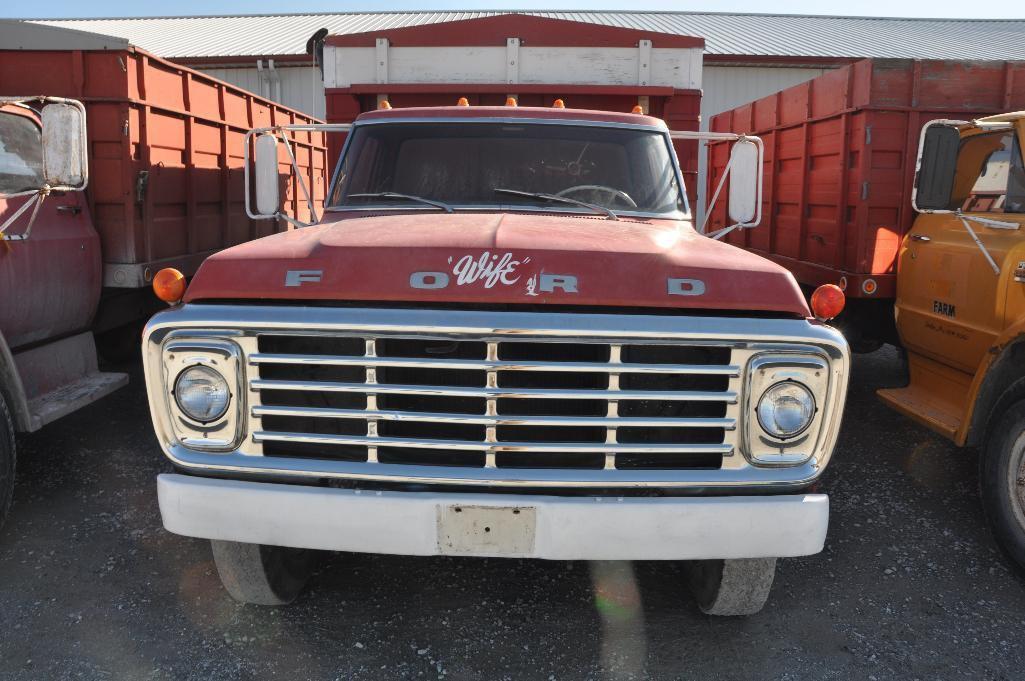 '75 Ford F600 single axle grain truck