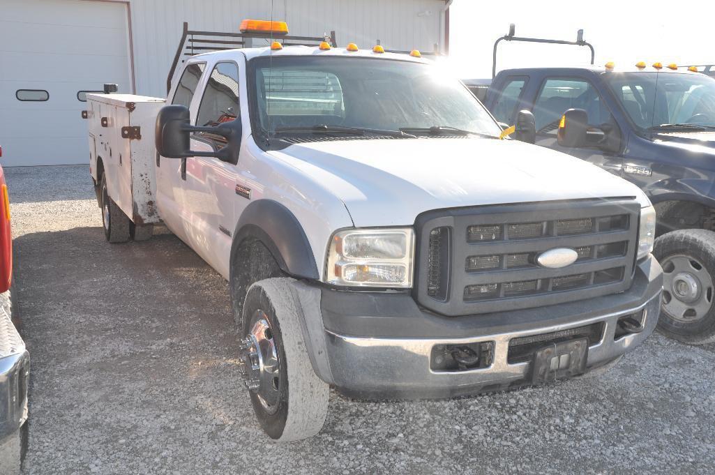 '06 Ford F550 XL 2wd 4-door dually truck