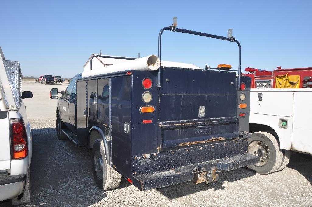 '05 Ford F350 XL 4wd extended cab single rear wheeled truck