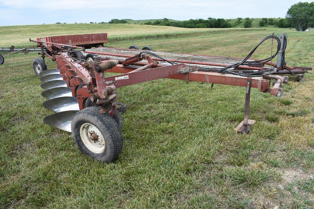 IH 710 6-bottom plow