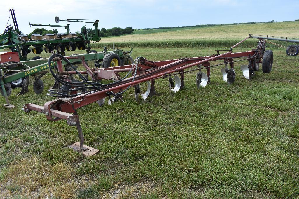 IH 710 6-bottom plow