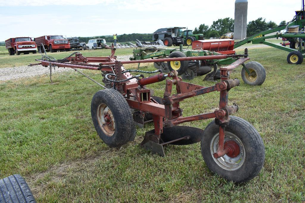 IH 710 6-bottom plow