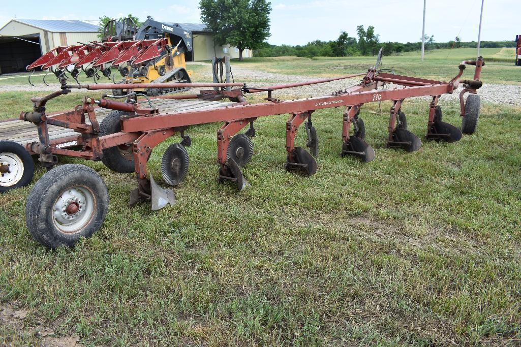 IH 710 6-bottom plow