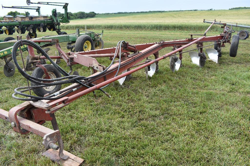 IH 710 6-bottom plow