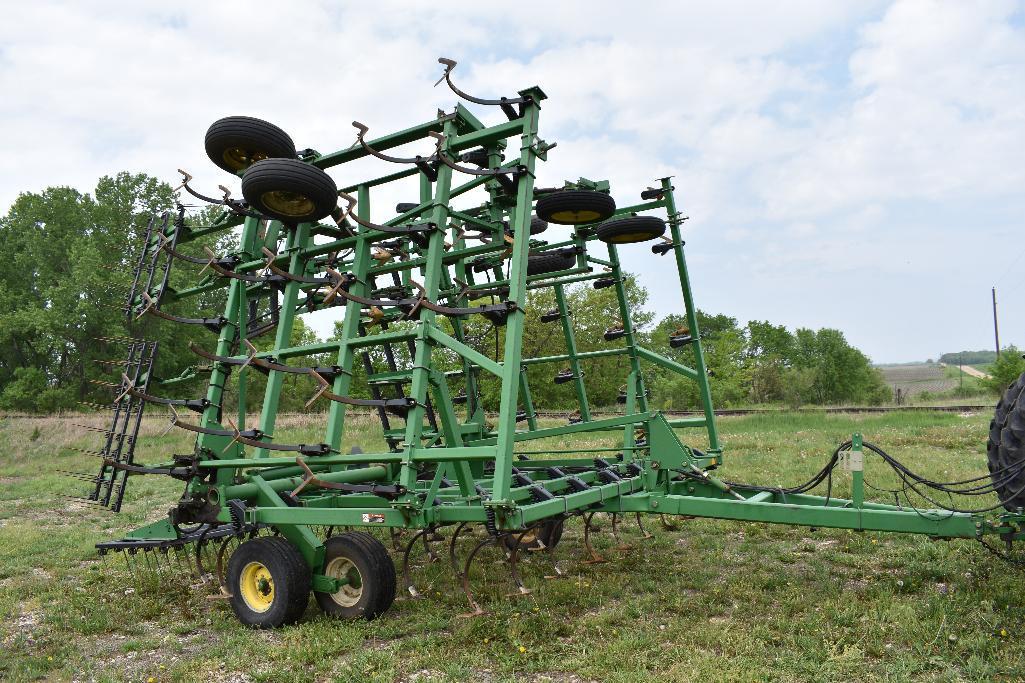 JD 980 44 1/2' field cultivator