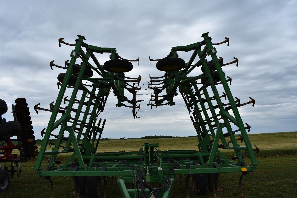 JD 980 44 1/2' field cultivator