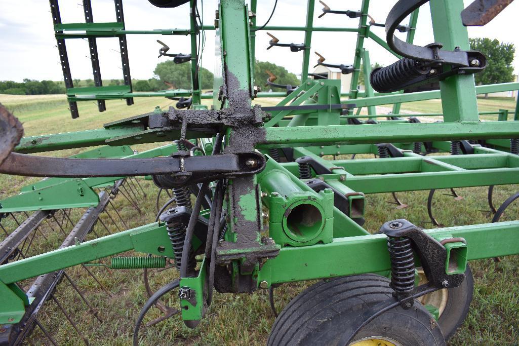 JD 980 44 1/2' field cultivator