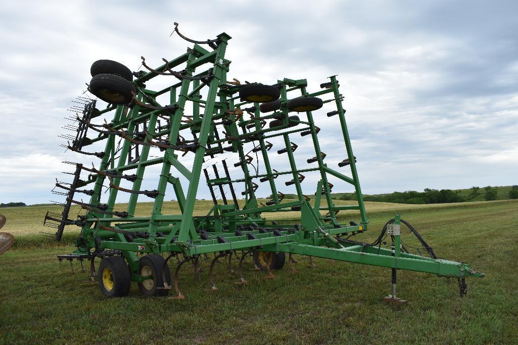 JD 980 44 1/2' field cultivator