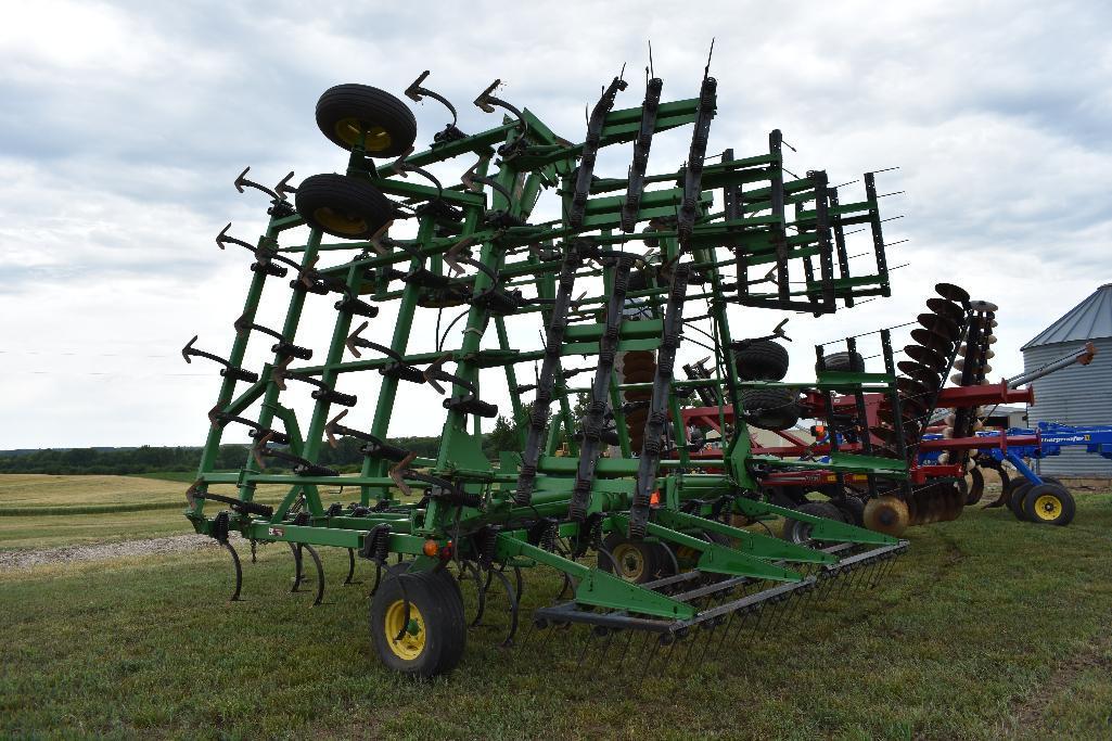 JD 980 44 1/2' field cultivator