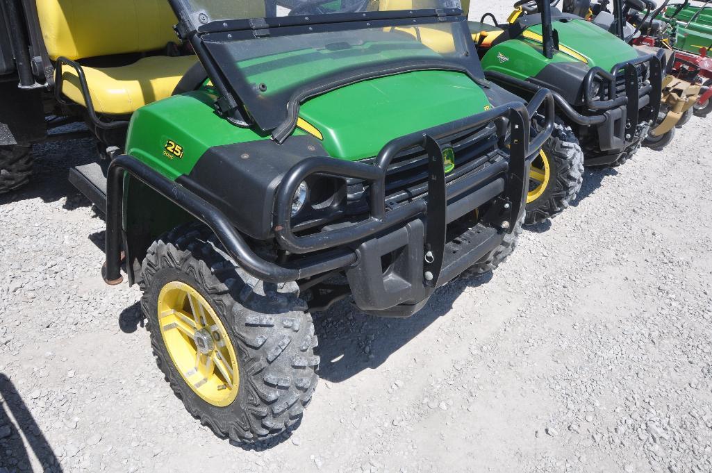 JD 825i Gator XUV