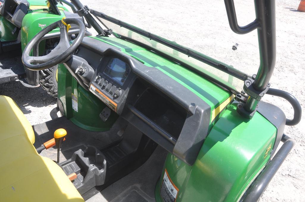 JD 825i Gator XUV