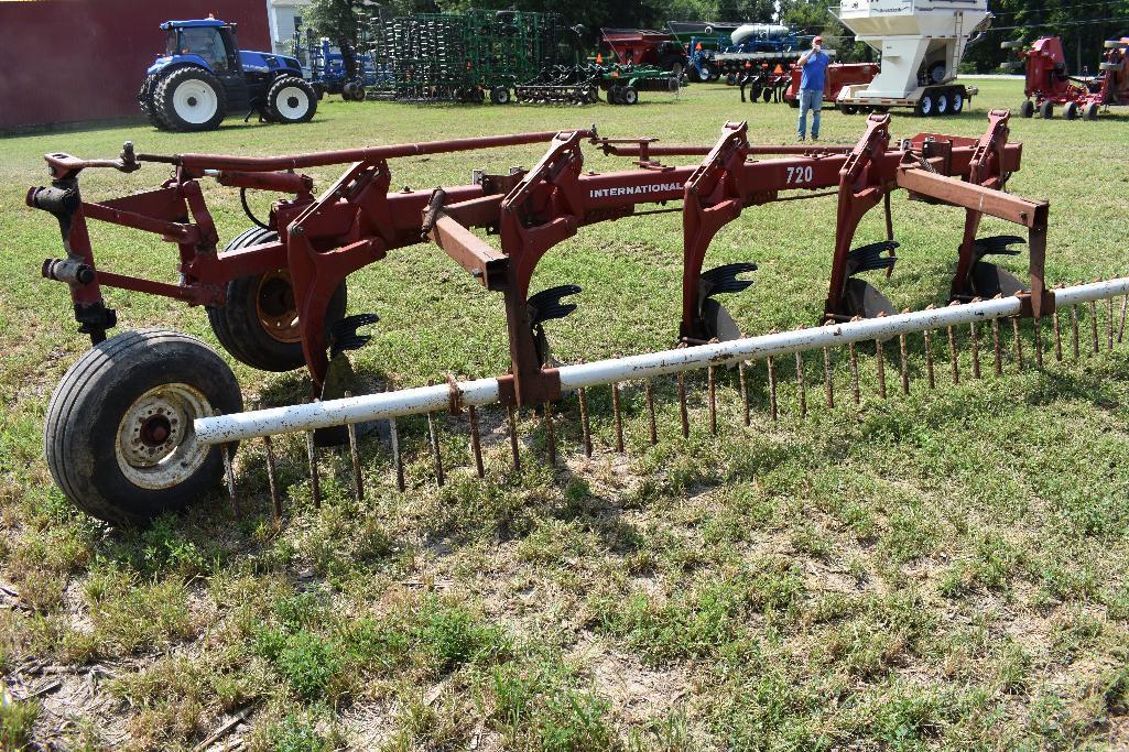 IH 720 5-bottom plow