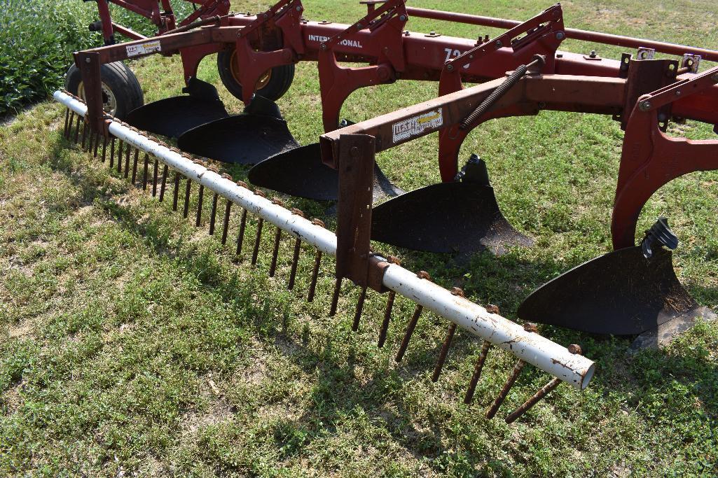 IH 720 5-bottom plow