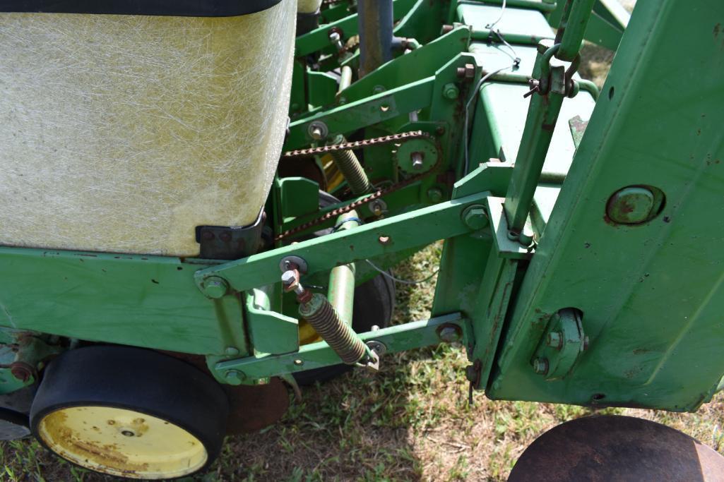 JD 7000 8 row 30" planter