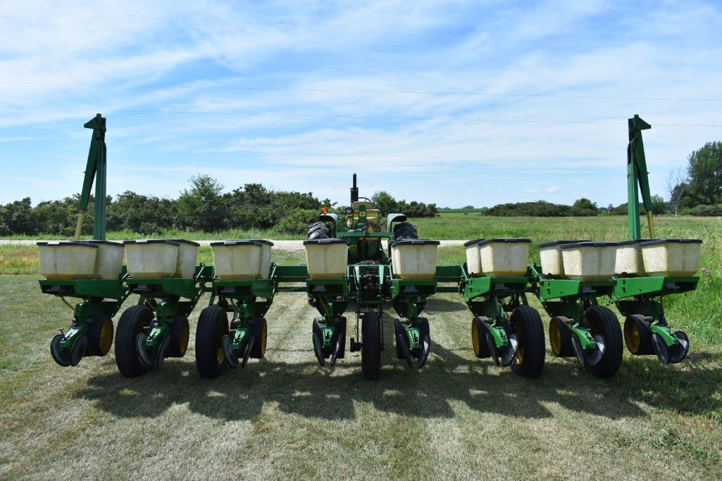 JD 7000 8 row 30" planter