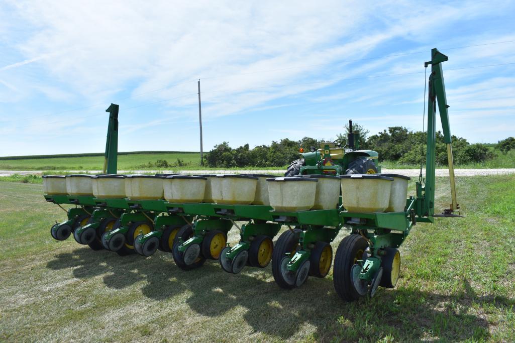 JD 7000 8 row 30" planter