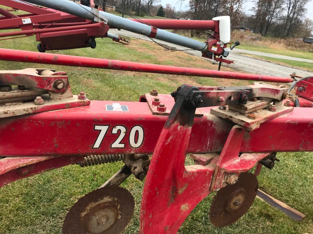 International Harvester 720 5-bottom plow