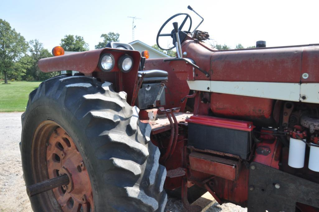 1967 International Harvester 856 2wd tractor