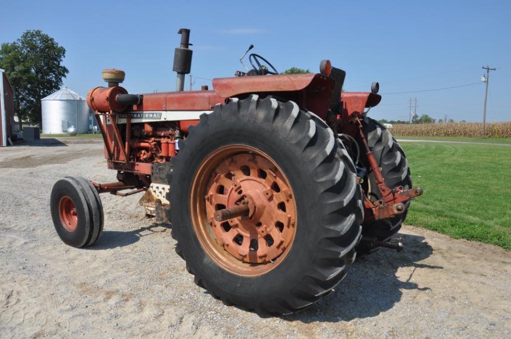 1967 International Harvester 856 2wd tractor