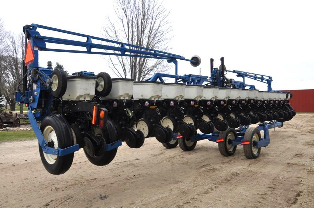 Kinze 3600 16 row 30" planter