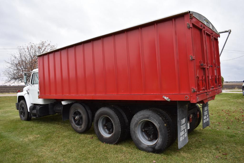 1988 International Harvester S1900 grain truck