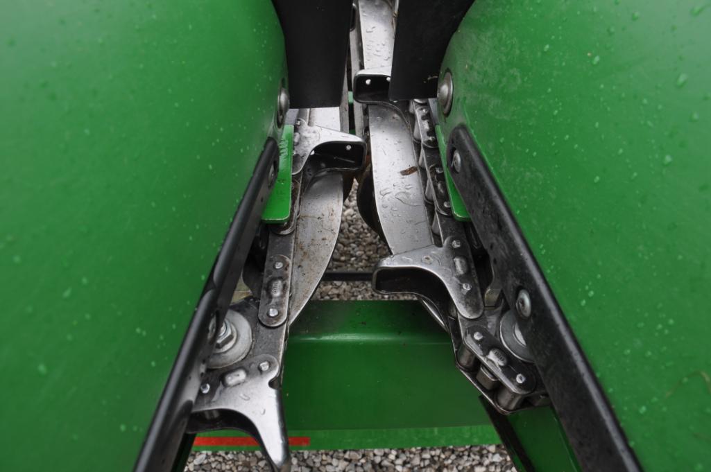 2016 John Deere 608C 8 row 30" StalkMaster chopping corn head