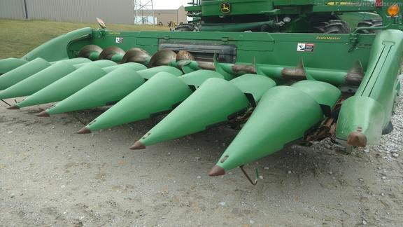 2011 John Deere 608C 8 row 30" StalkMaster chopping corn head