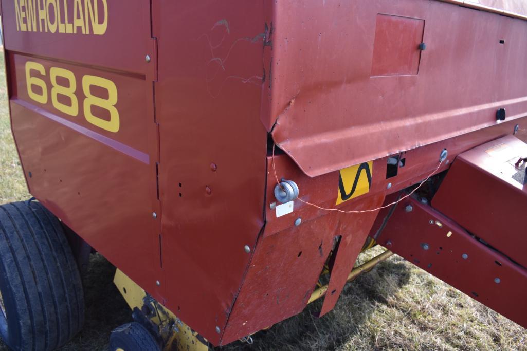 2001 New Holland 688 round baler