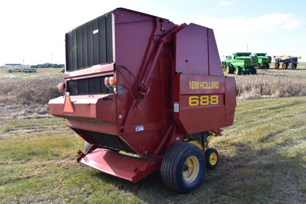 2001 New Holland 688 round baler