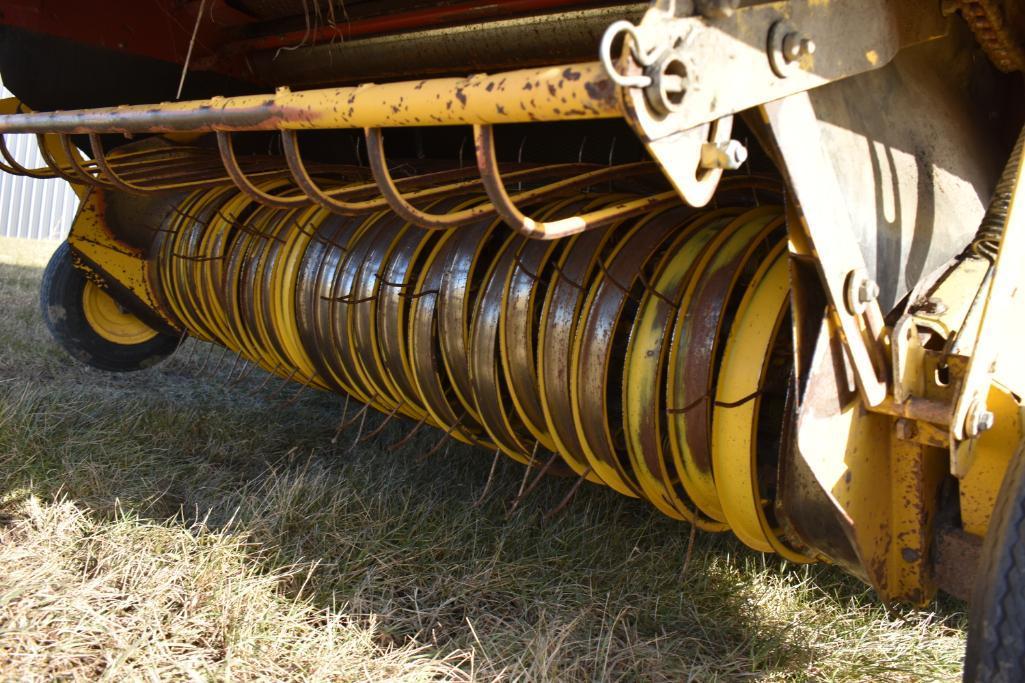 2001 New Holland 688 round baler