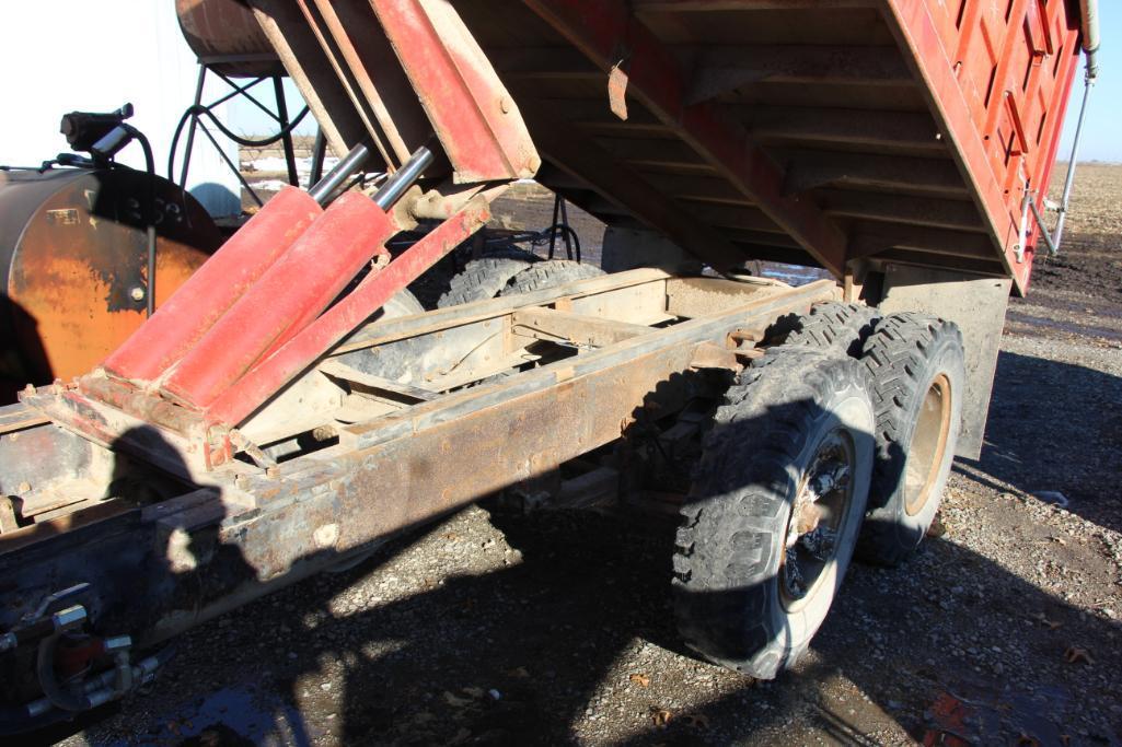 1976 International Harvester 1600 Loadstar single axle grain truck