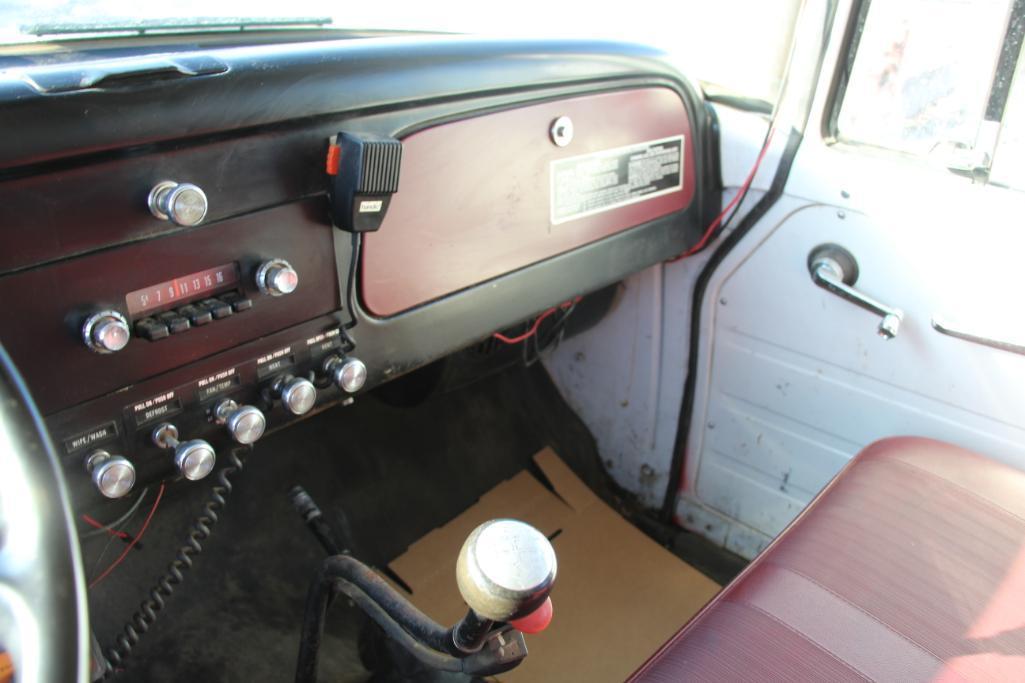 1976 International Harvester 1600 Loadstar single axle grain truck