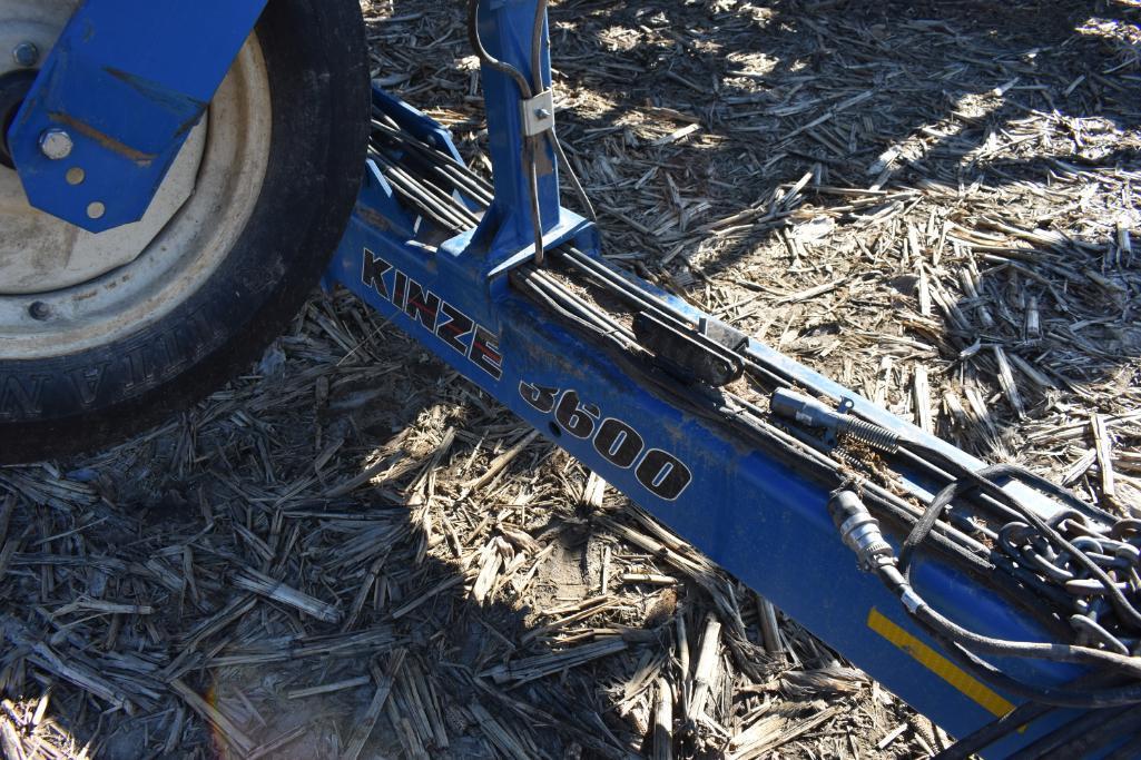 2011 Kinze 3600 12/23 planter