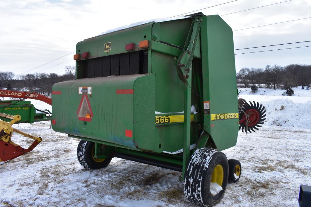 John Deere 566 round baler