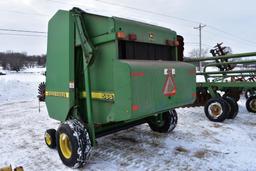 John Deere 566 round baler