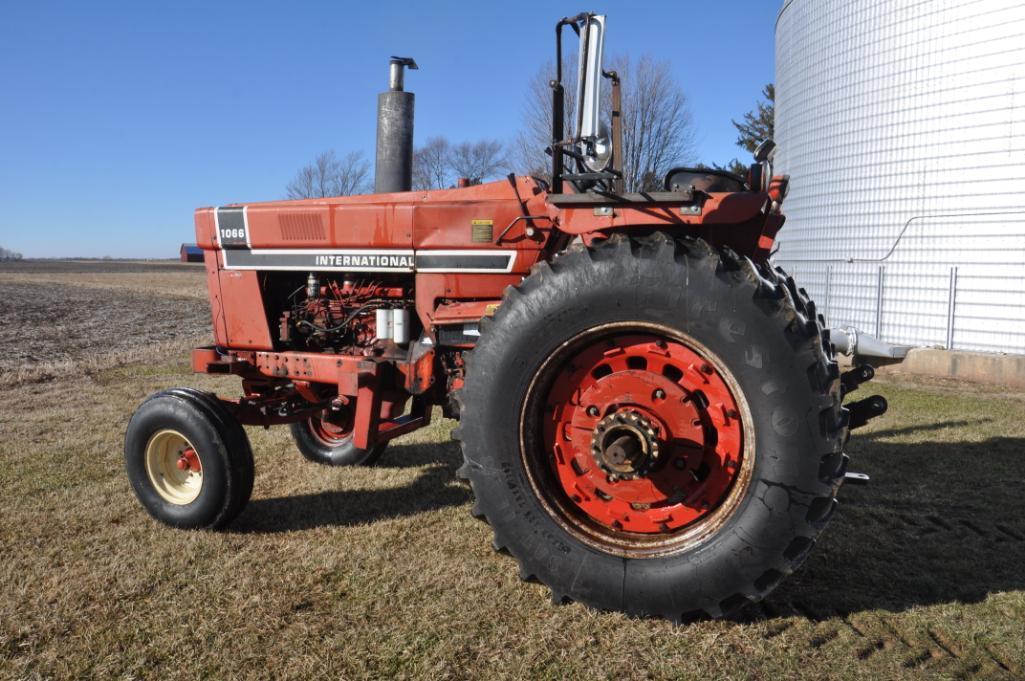 1975 International Harvester 1066 2wd tractor