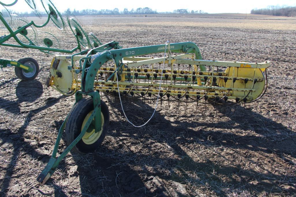 John Deere 670 5-bar hay rake