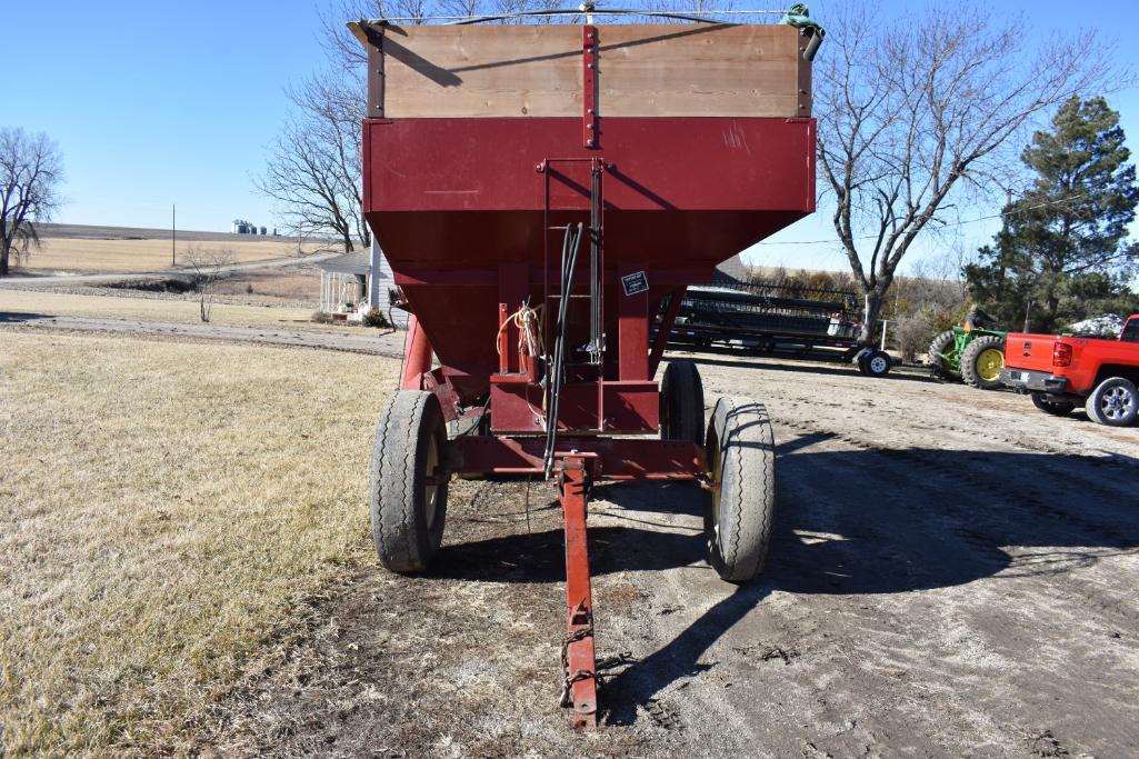 M&W 275 bu. gravity wagon